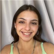 Soy una chica trabajadora, organizada y empática, que me gusta trabajar con niños y disfruto haciéndolo.